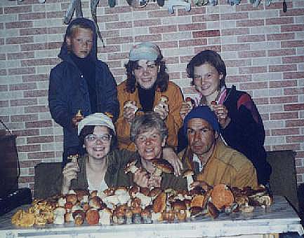 Вовка, Света, Я, Наташка, мама и папа. Мы только из леса. Набрали больше сотни белых грибов. 1996 год.